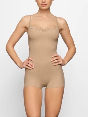 SKIMS Fit Everybody Lace Onesie Sand 2X